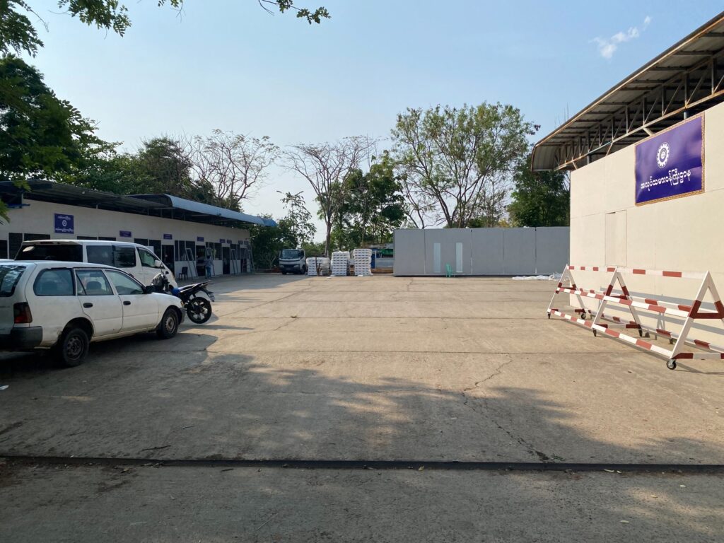 ミャンマー労働省訪問 2 地震後体育館のような施設で運営するミャンマー労働省
